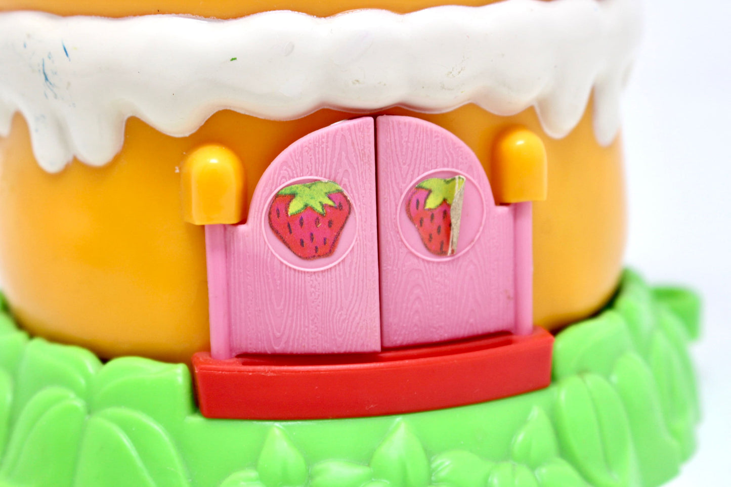 Vintage Strawberry Shortcake House for Strawberryland Miniatures, Kenner SSC Minis Playset, Mini Strawberry House with Accessories