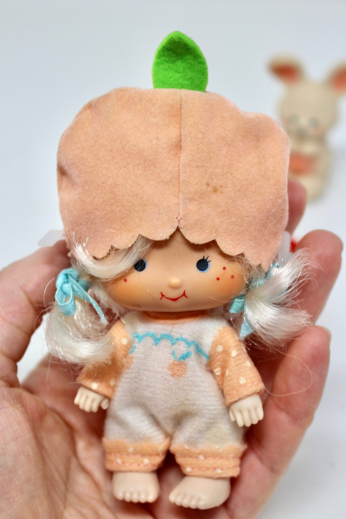 Apricot Strawberry Shortcake Doll with Hopsalot Bunny Pet and Comb, Vintage 80s SSC Scented Toys